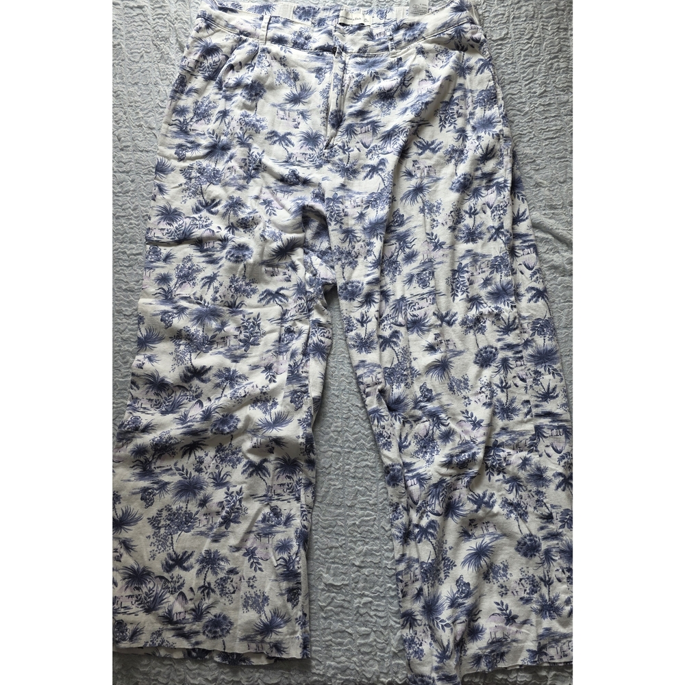 Abercrombie and Fitch Floral Blue and White Women's Pants